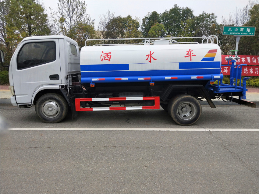 馬路灑水車 馬路灑水車